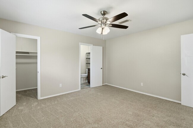Building Photo - 2119 Williamsburg Ct S