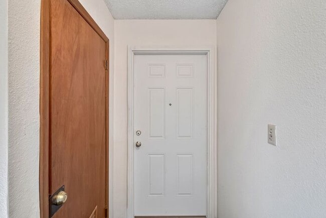 Building Photo - Charming 2-Bedroom Apartment in Prime Clifton Location