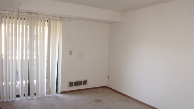 Building Photo - Cambridge Commons - 2 Bedrooms - 3 Bathroo...