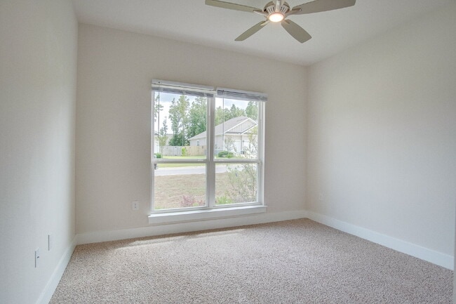 Building Photo - Deer Run 4BR/3BA Home – Solar, Community Pool & ½ Deposit for Active Military