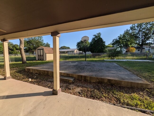 Building Photo - 6618 Cloverbend St