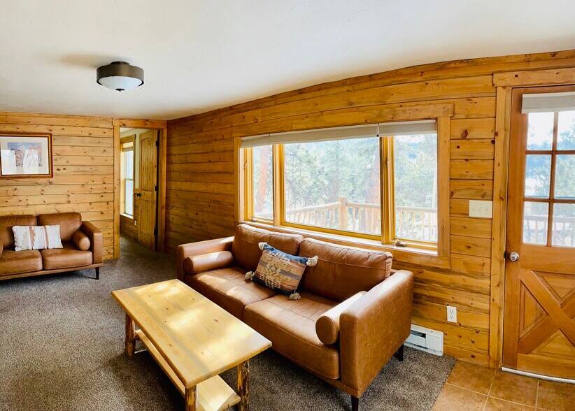 Living Room - 3501 Devils Gulch Rd