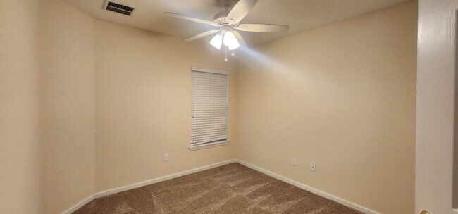Building Photo - Willow Ridge Upstairs 2/2 Condo