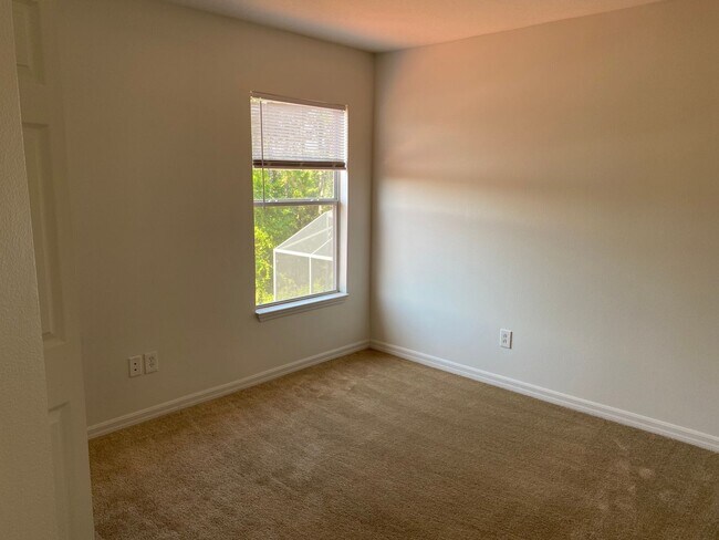 Building Photo - Large home in gated community of Aviana Resort