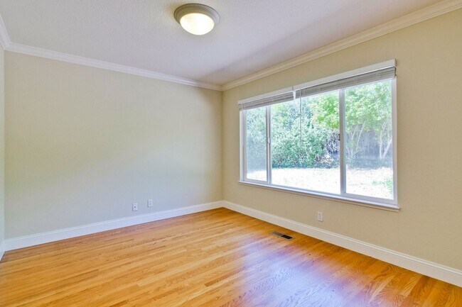 Building Photo - Spacious Home l Massive 12,525 Sq Ft Lot l...