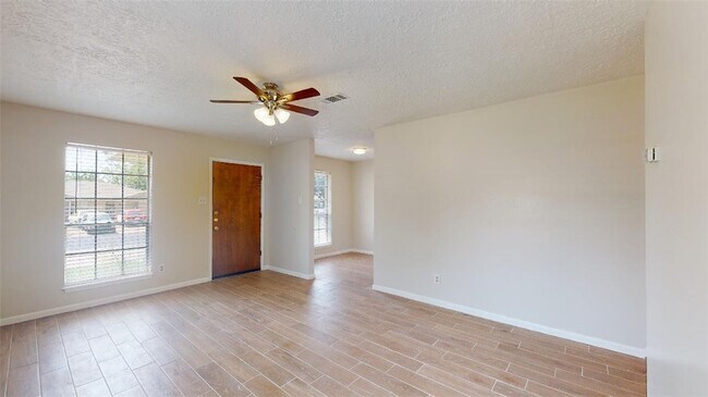 Building Photo - 815 Llano Pl