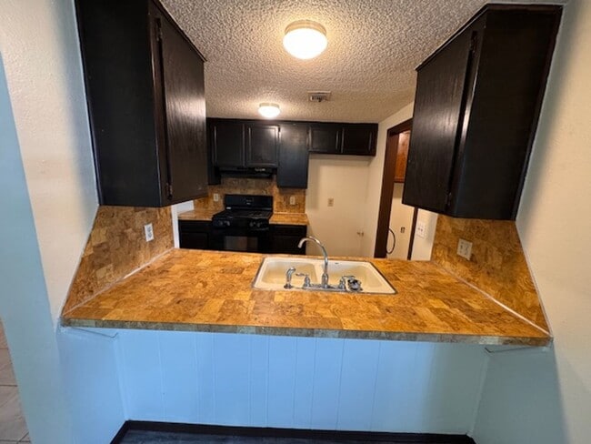 Building Photo - 2 bed 2 bed garage conversion with flex space, close to I-44 and I-240 ready for move in! Pets co...