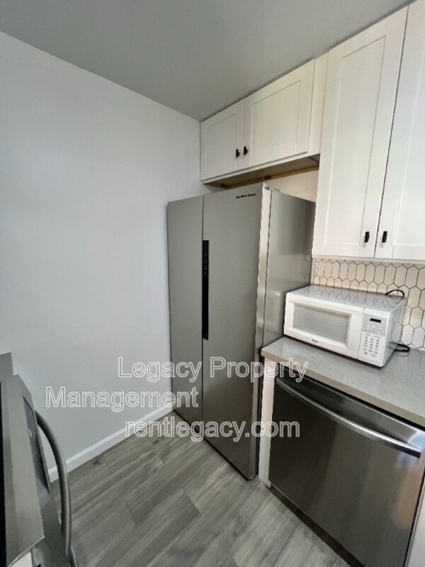 Building Photo - 2200 Laguna Cir