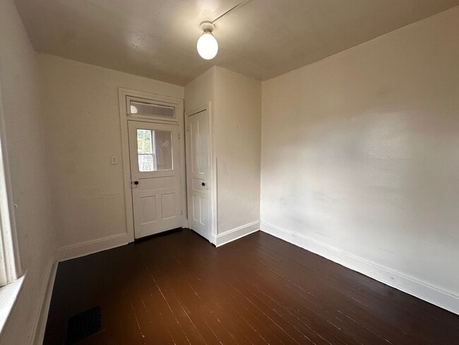 Building Photo - 4 Bedroom 1 Bathroom w/Garage in York City!