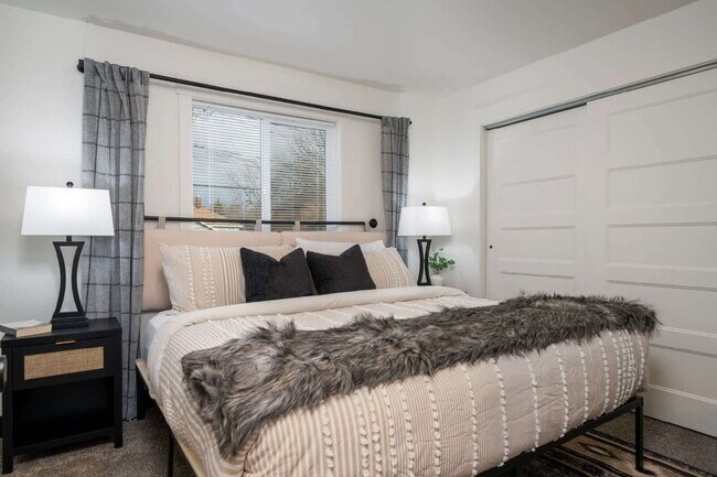 Building Photo - Centrally located fully furnished (Avail. Oct-May)