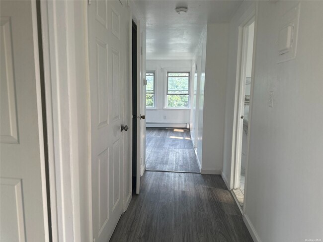 Building Photo - 1322 Commodore Rd