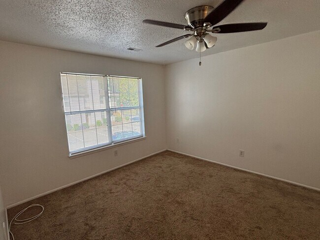 Building Photo - 2 Bedroom, 1 Bath Condo in Virginia Beach