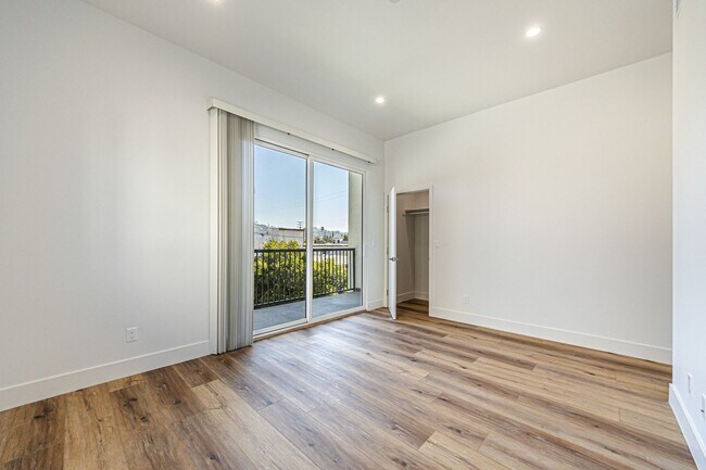 Building Photo - 4445 Auckland Ave