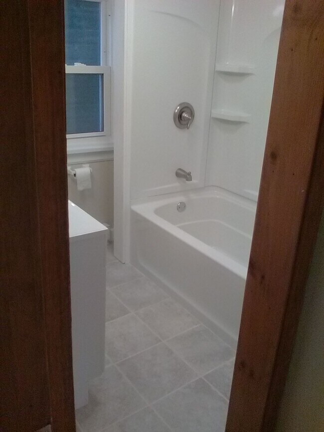 bathroom - 192 Park St