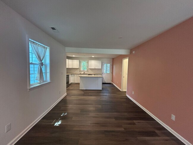 Building Photo - Charming 3 bedroom home located in the heart of Hampstead!