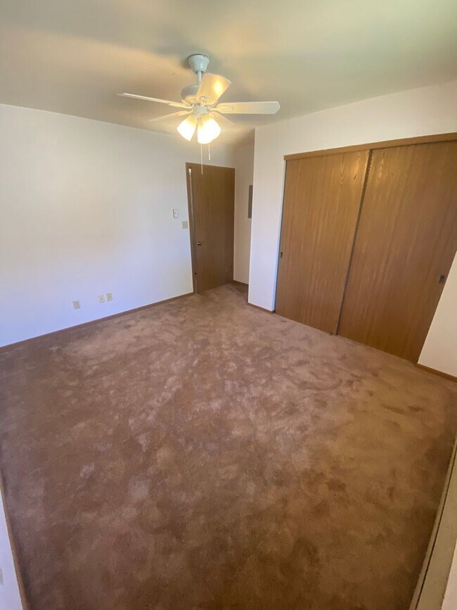 Building Photo - Private Entry Lower 2 Bedroom Apartment!