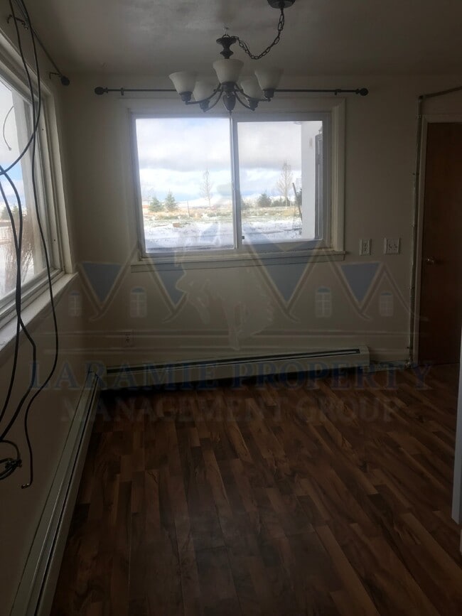 Building Photo - 2 Bed 1 Bath Apartment