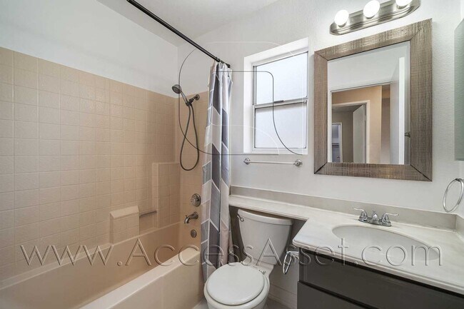 Building Photo - Charming and Bright Three-Bedroom Haven on Comotilo