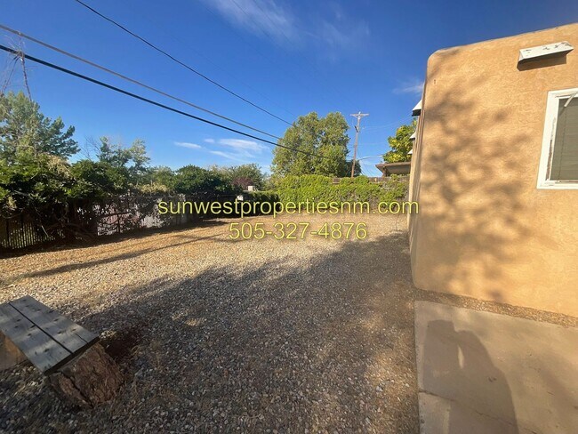 Building Photo - 3011 E Edgecliff Dr
