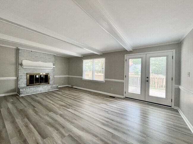 Building Photo - Available NOW! A 4-6 Bedroom Home! Attache...