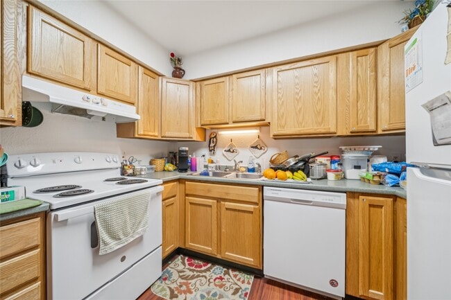 Building Photo - 424 E Dogwood Ave