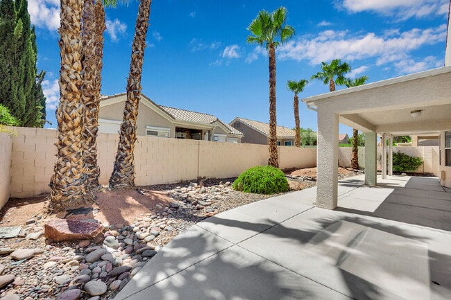 Building Photo - Spacious 4-bedroom, 3-car garage home feat...