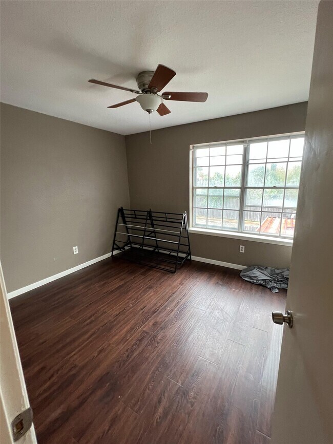 Building Photo - 84 W Park West Dr