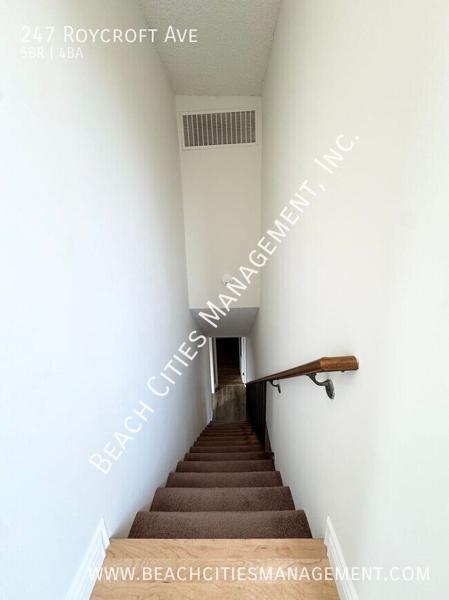 Building Photo - 247 Roycroft Ave