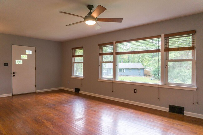 Building Photo - Beautiful Three-Bedroom with Fenced Yard i...