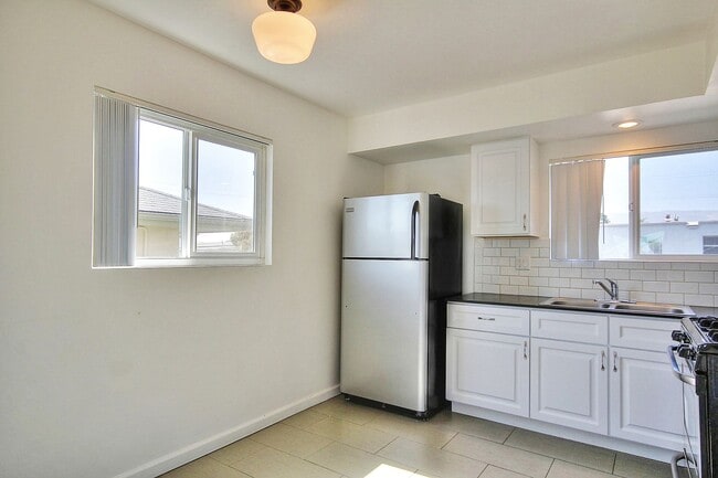 Building Photo - 6694 Del Playa Dr