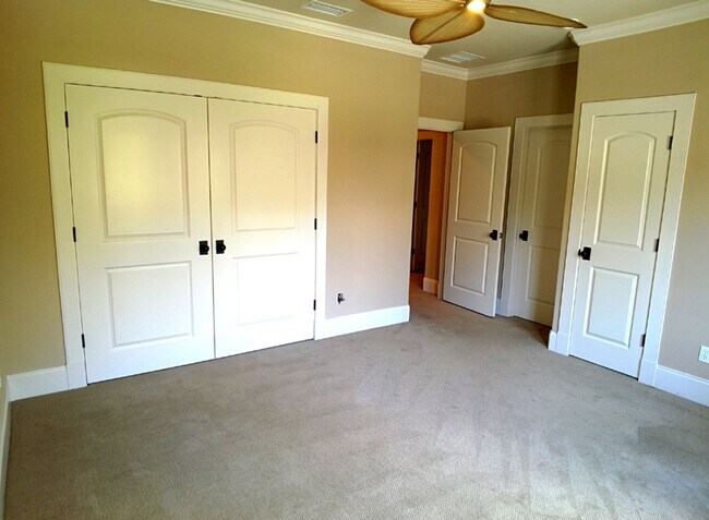 Building Photo - 4 Bedroom Luxury Townhome - Great Location
