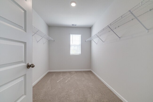 Building Photo - Spacious 4-Bedroom Home in Sought-After Lo...