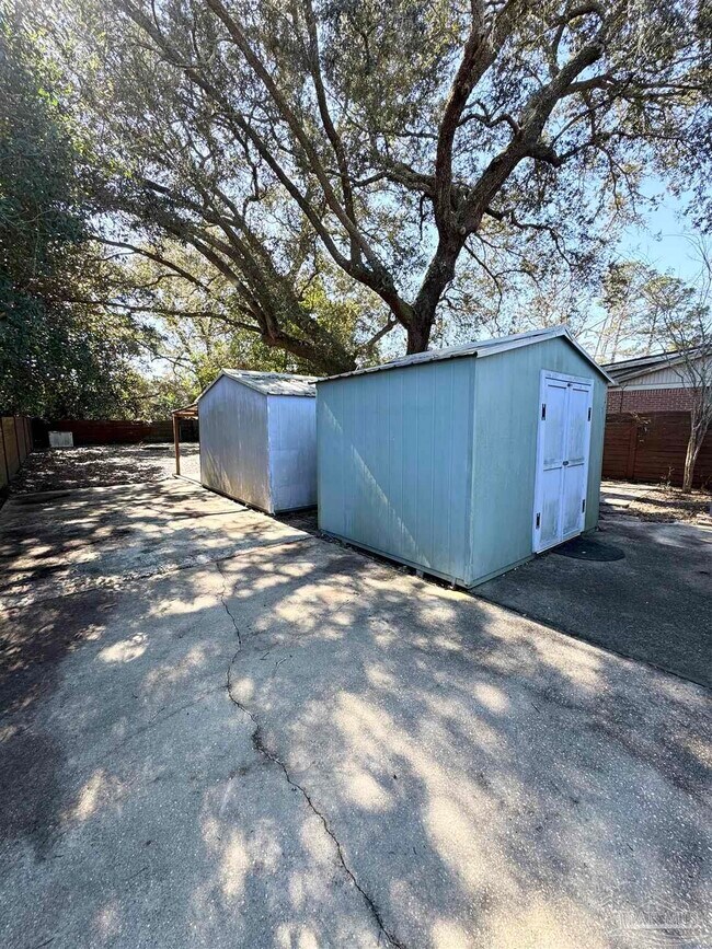 Building Photo - 1010 Hawthorn Dr