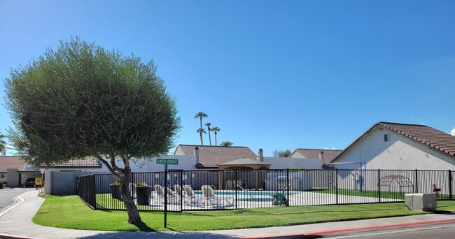 Building Photo - Fully Remodeled! 2 bed 2 bath Town-home in...