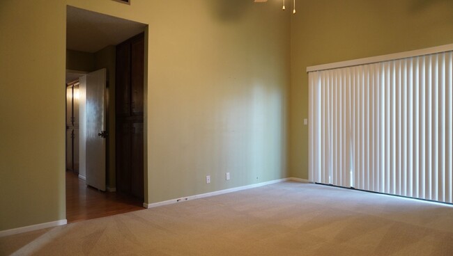 Building Photo - Single-Family Home in a Prime Location.