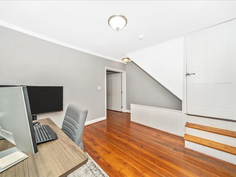 Building Photo - 313 S Market St