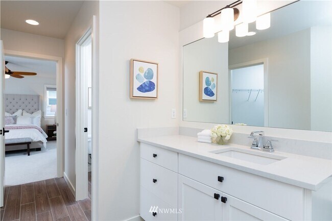 Building Photo - 4 Bedroom Oversized Home in Mountlake Terrace- Office Space and Charging Station