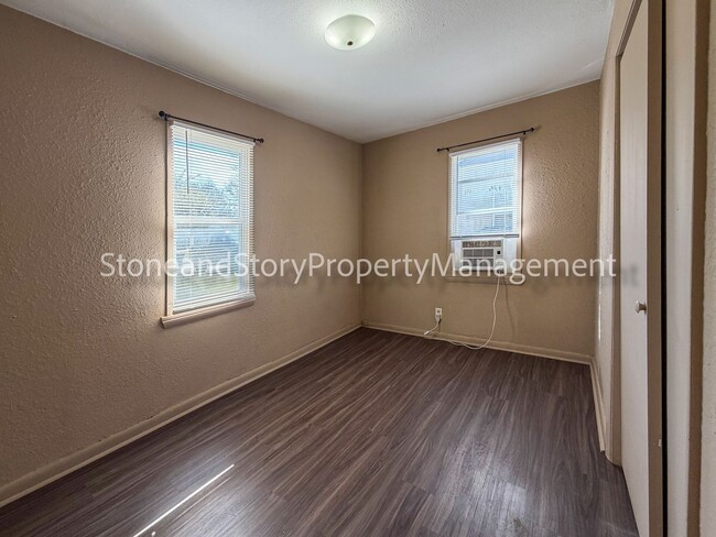 Building Photo - 2 bedroom 1 bath