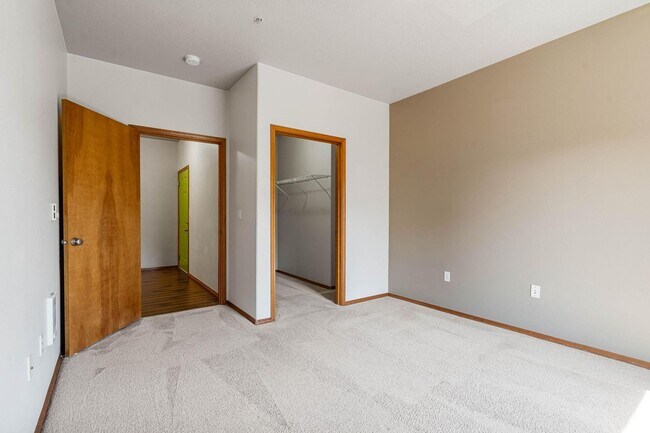 Building Photo - Immaculate 2-bdrm/2-bath, 2nd-floor, corner-unit condo in Bethany Village.  In-unit laundry, deed...