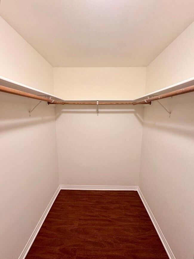 Building Photo - 3 bedroom 2 bath condo on Vanowen