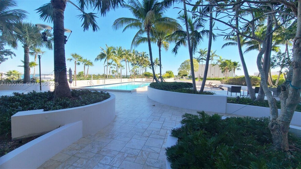 Building Photo - 1000 Venetian Way