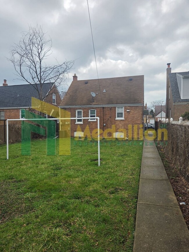 Building Photo - Updated 3-Bedroom Home with Spacious Layout and Backyard