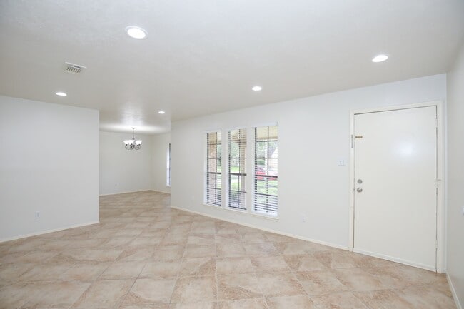 Building Photo - 3003 Planters St