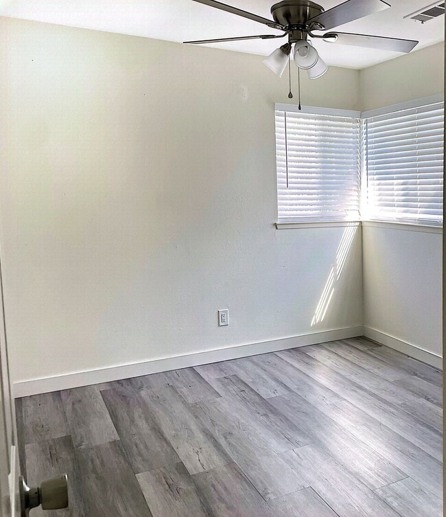 Building Photo - 2419 N Clark St