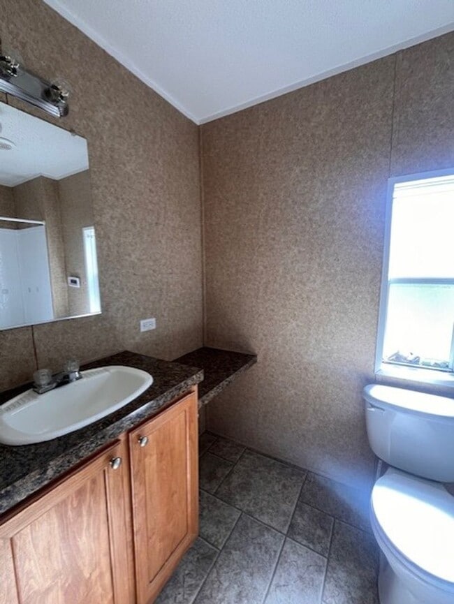 Building Photo - Country setting 2 bedroom home