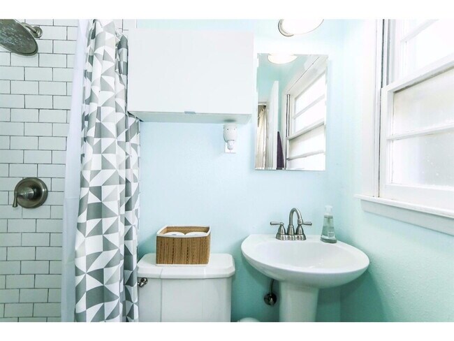 Building Photo - Beautiful Home Located Near Elementary & P...