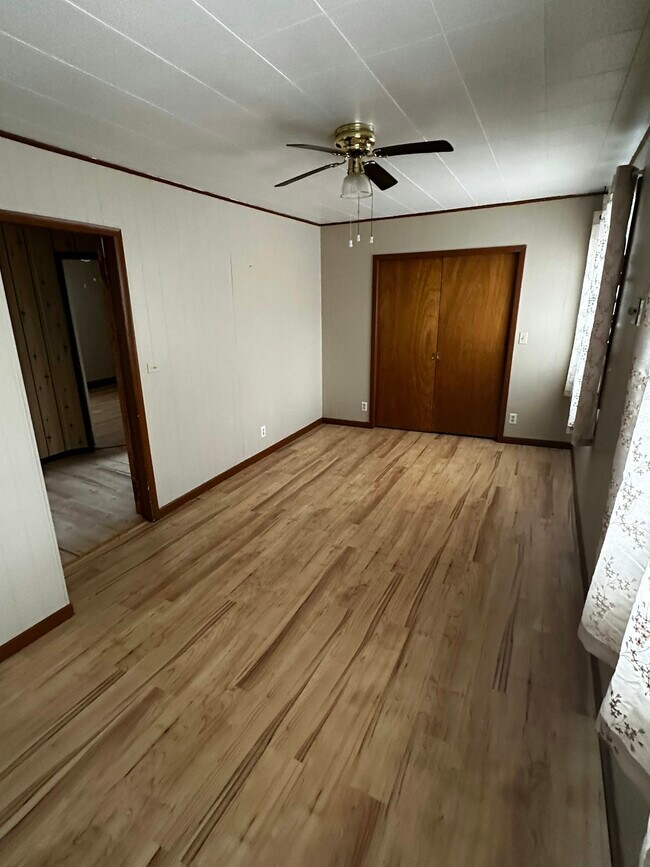 Building Photo - 240 E Main St