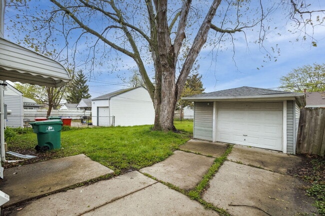 Building Photo - 22778 Almond Ave