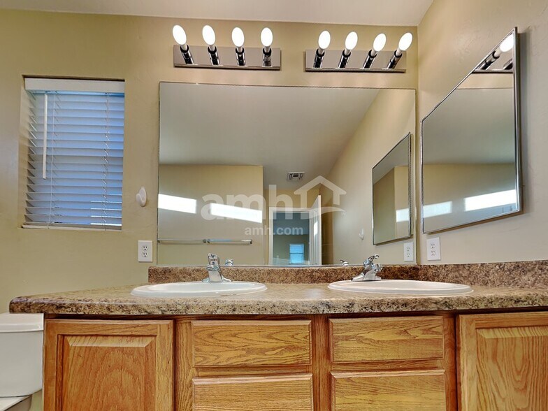 Building Photo - 245 W Paseo Celestial