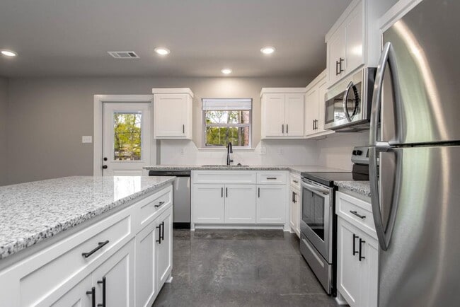 Building Photo - 106 Hemlock Ave